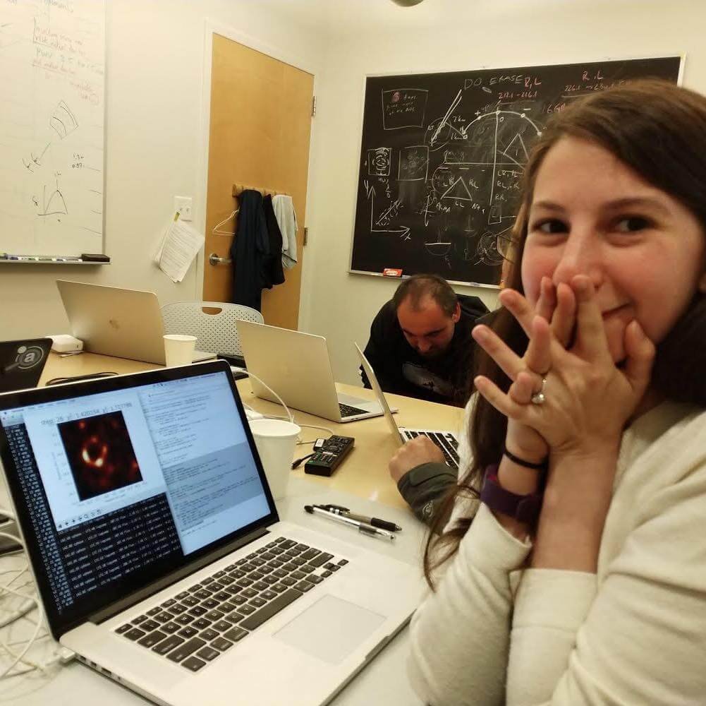 Katie Bouman diseñó el algoritmo para tomar la primera foto de un agujero negro, un descubrimiento astronómico sin precedentes