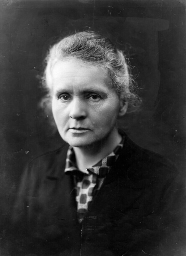 Marie Curie ganó el Premio Nobel de Física en 1903 por sus investigaciones sobre radiación, y el Premio Nobel de Química en 1911 por descubrir los elementos radioactivos polonio y radio