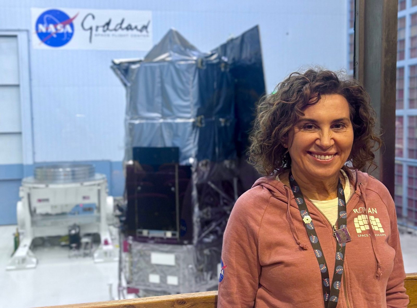 Begoña Vila ingeniera de la NASA junto al Nancy Grace Roman