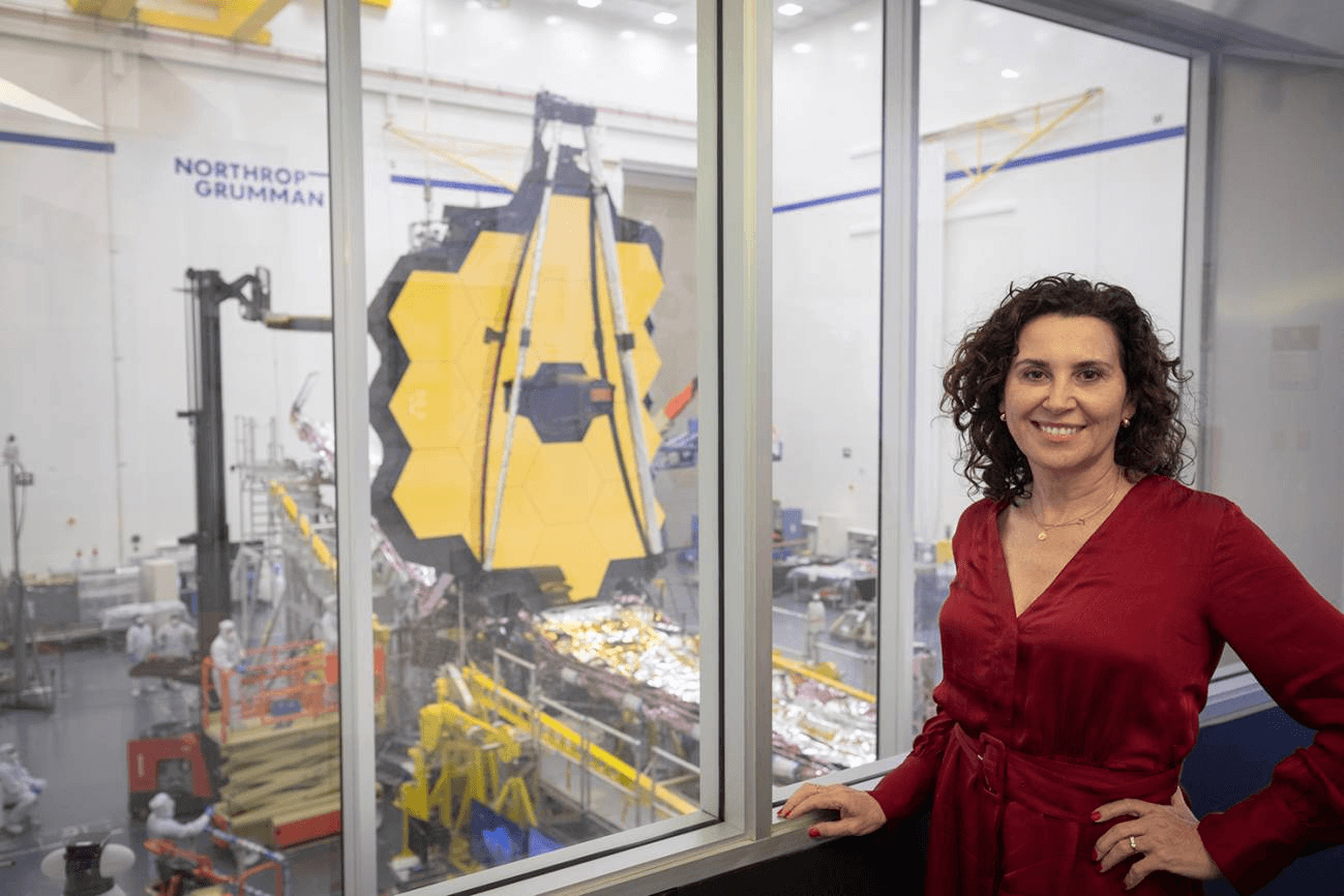 Begoña Vila durante el desarrollo del telescopio James Webb